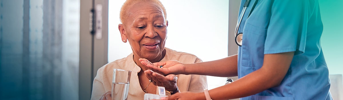 enfermeira-entregando-remedios